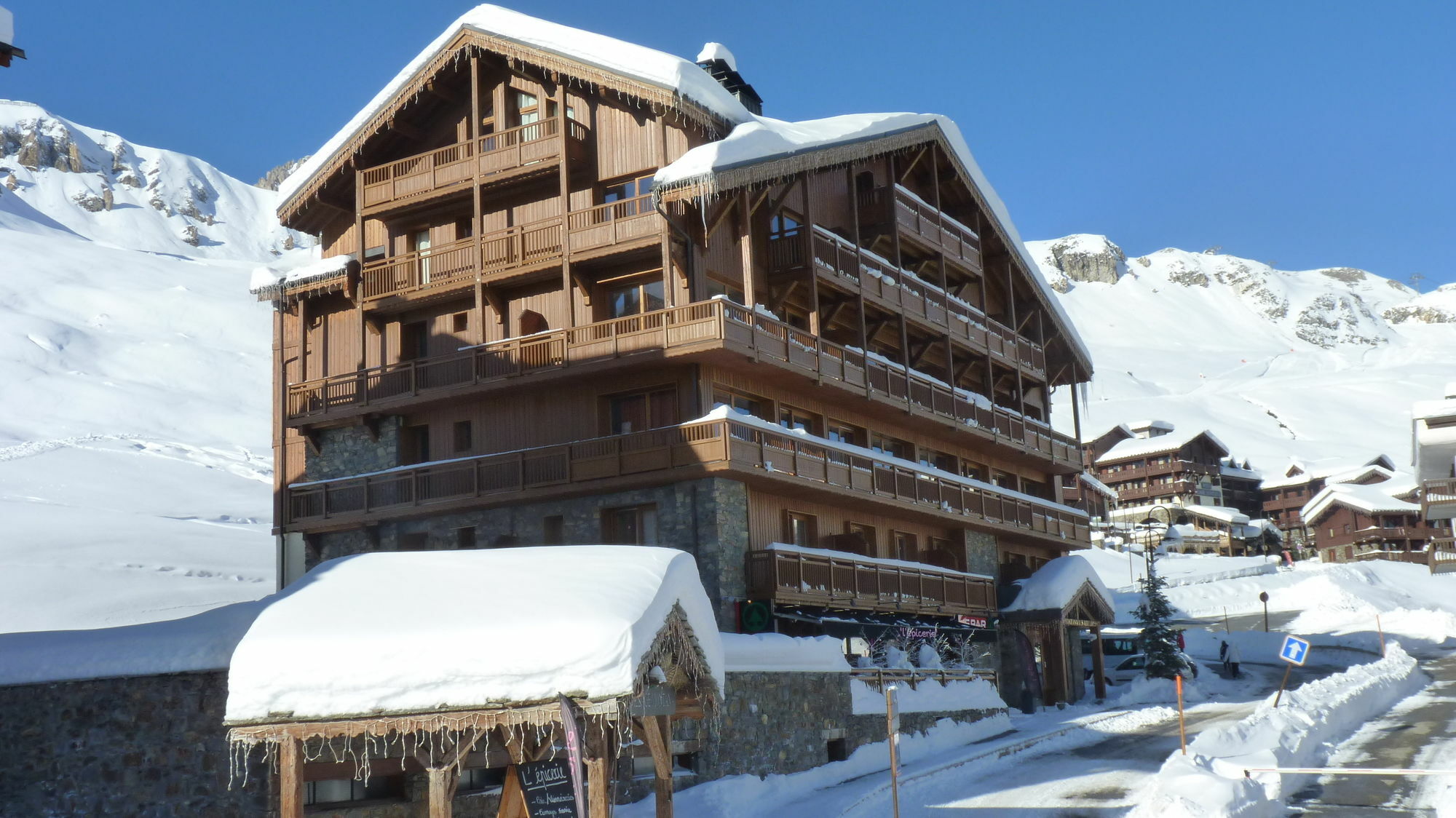 Chalets Montana Airelles アパートホテル 4*